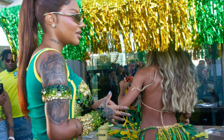 ‘Energia lá em cima’: Ludmilla bota multidão para pular em megabloco no Centro