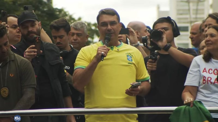 Flávio Bolsonaro culpa governo Lula pelo aumento da violência contra mulher