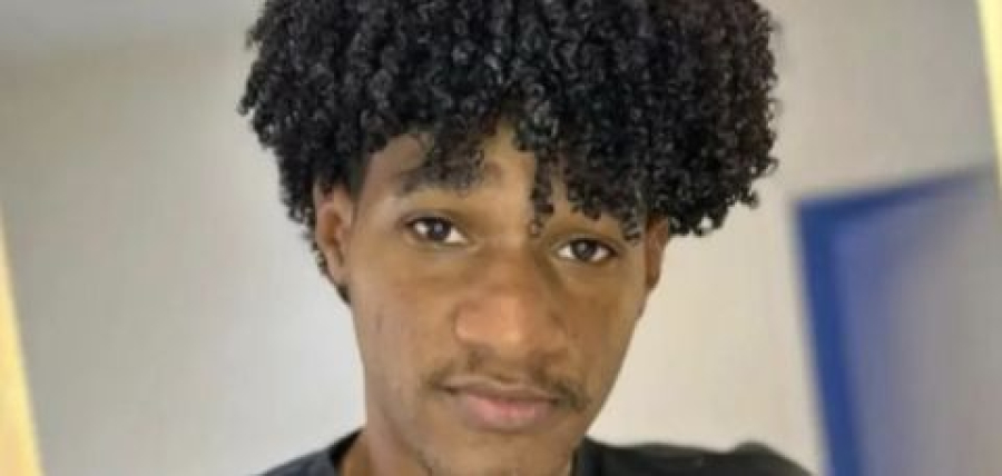 Influenciador Junior Caldeirão tem sacola revistada em loja durante viagem