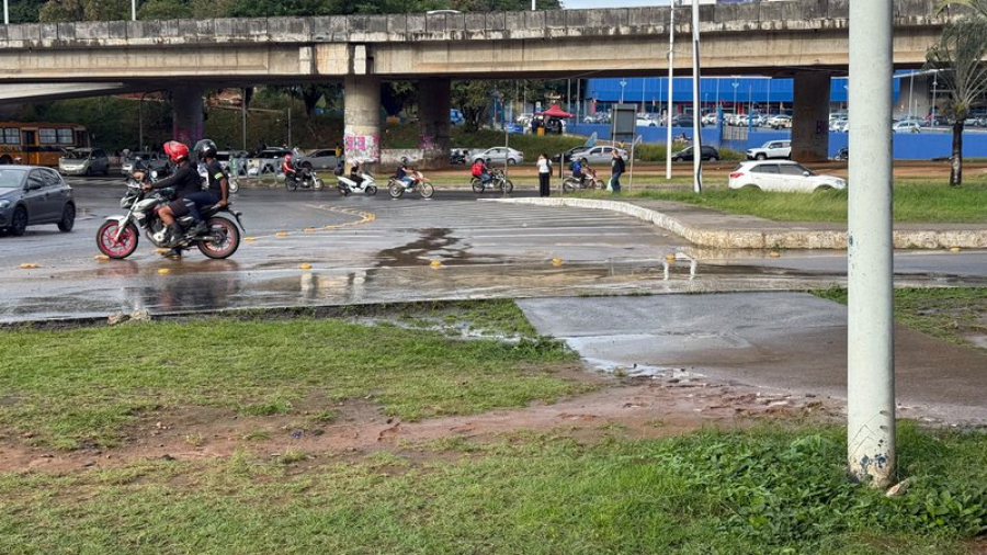 Adutora apresenta vazamento e deixa água acumulada no bairro de Pernambués