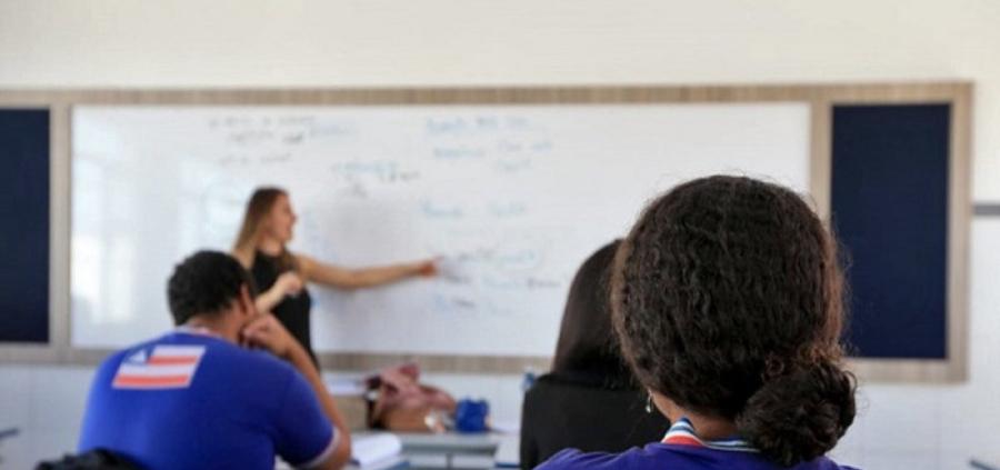 Educação pública avança, mas desempenho desacelera ao longo da trajetória escolar
