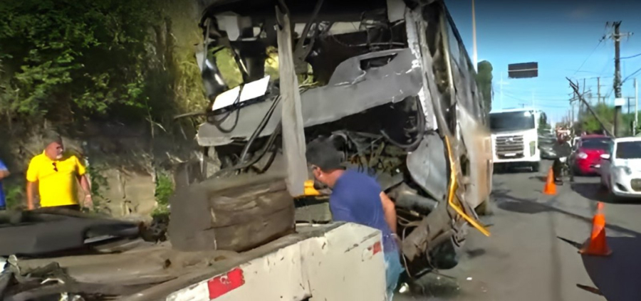 Micro-ônibus se choca contra poste e causa lentidão na Gal Costa