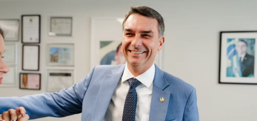 Flávio Bolsonaro apaga publicações antigas em que chamava o Bolsa Família de Bolsa Farelo