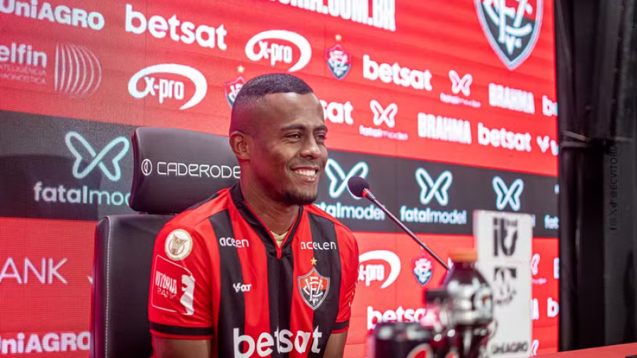 Afastado há quase um mês, atacante do Vitória se recupera de lesão e volta a treinar
