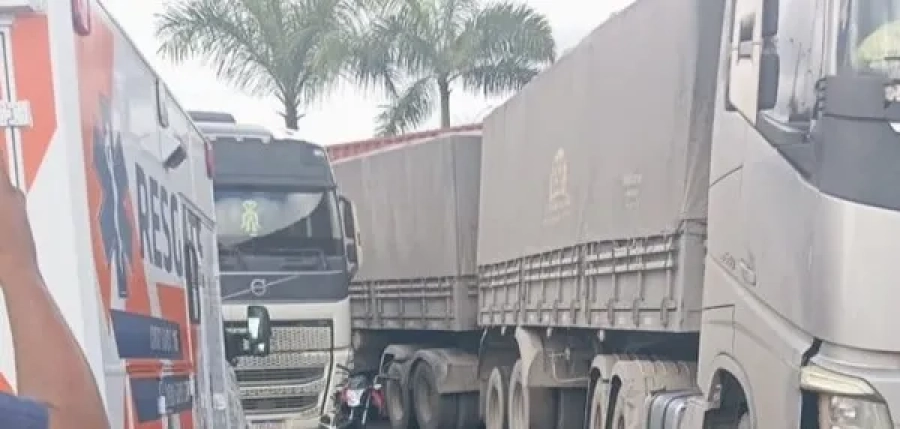 Duas pessoas morrem em acidente entre moto e caminhão na Bahia
