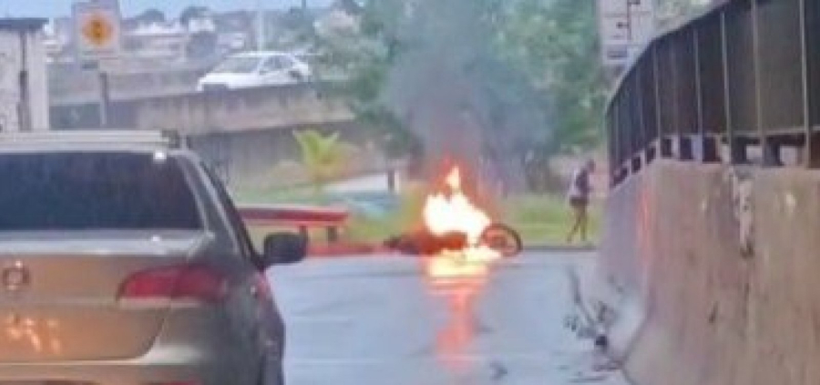 Motocicleta explode após colisão com micro-ônibus no Lobato