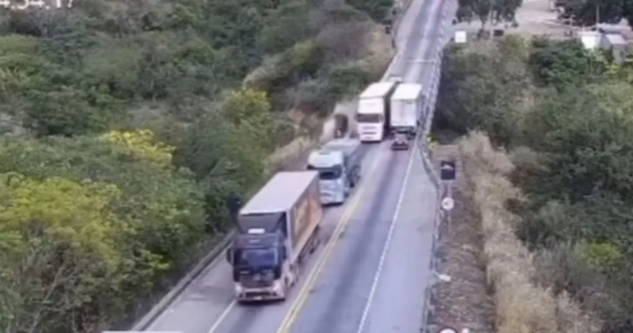 Carreta desgovernada atinge veículos e deixa 5 feridos em trecho da BR-116 no Sudoeste da Bahia