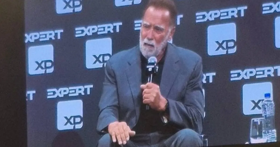 Arnold Schwarzenegger fala sobre disciplina e liderança durante palestra em São Paulo