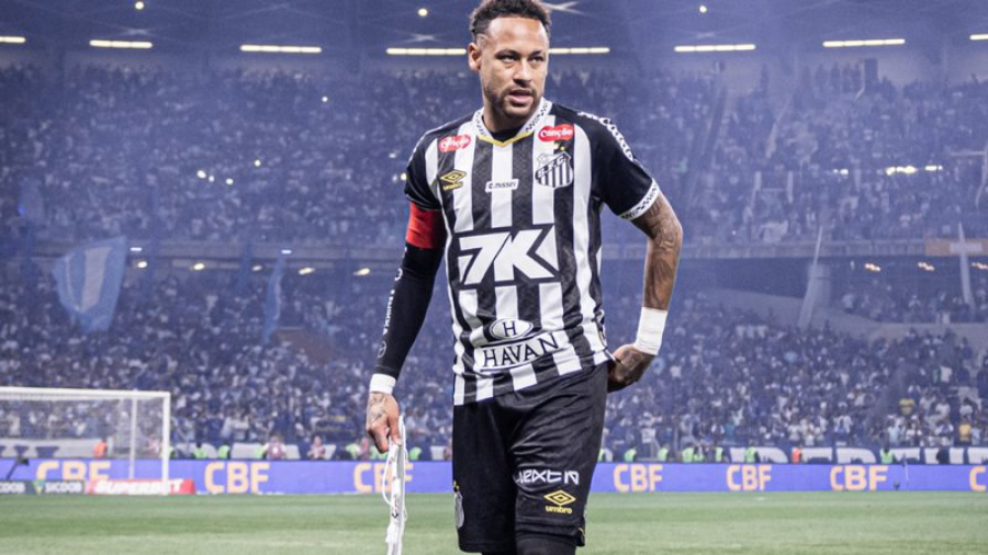 Neymar surpreende e veste camisa de time rival após vitória do Santos; veja imagens
