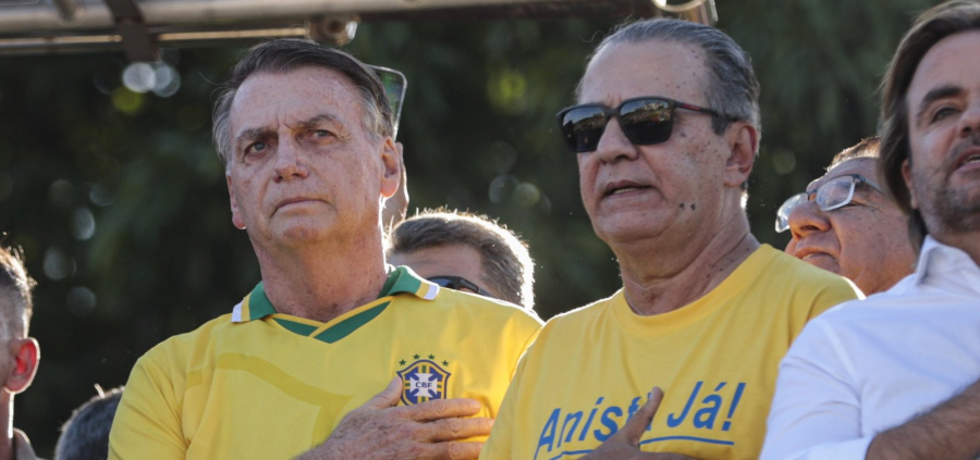 Pega fogo, cabaré: Mensagens entre a família Bolsonaro e Malafaia revelam muito além do baixíssimo calão