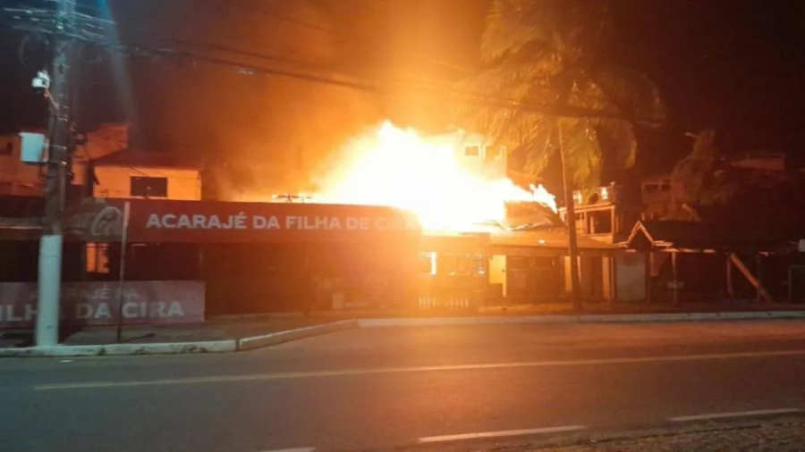 Incêndio destrói famoso quiosque em Arembepe na orla de Camaçari