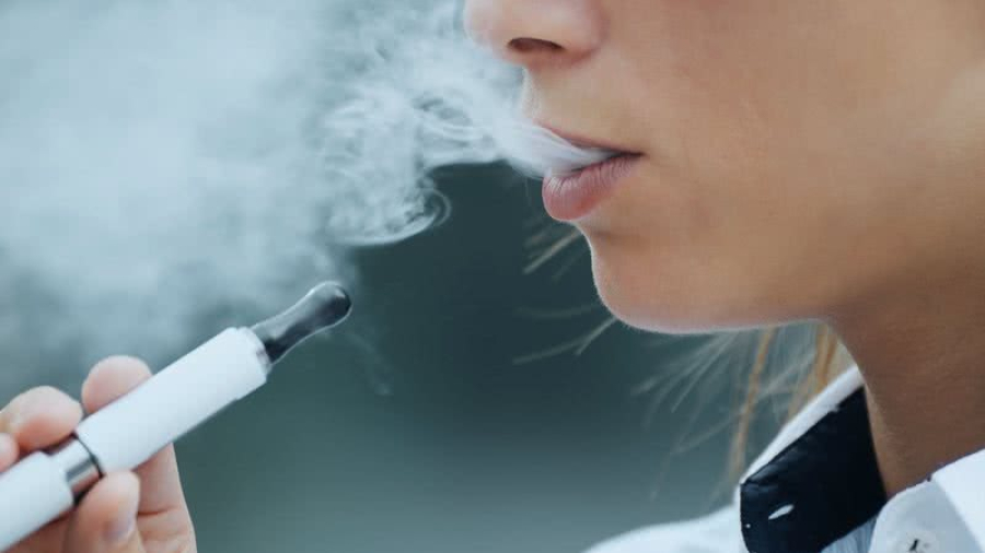 Ex-BBB revela ter quase perdido a voz devido ao vício em cigarro eletrônico; saiba quem