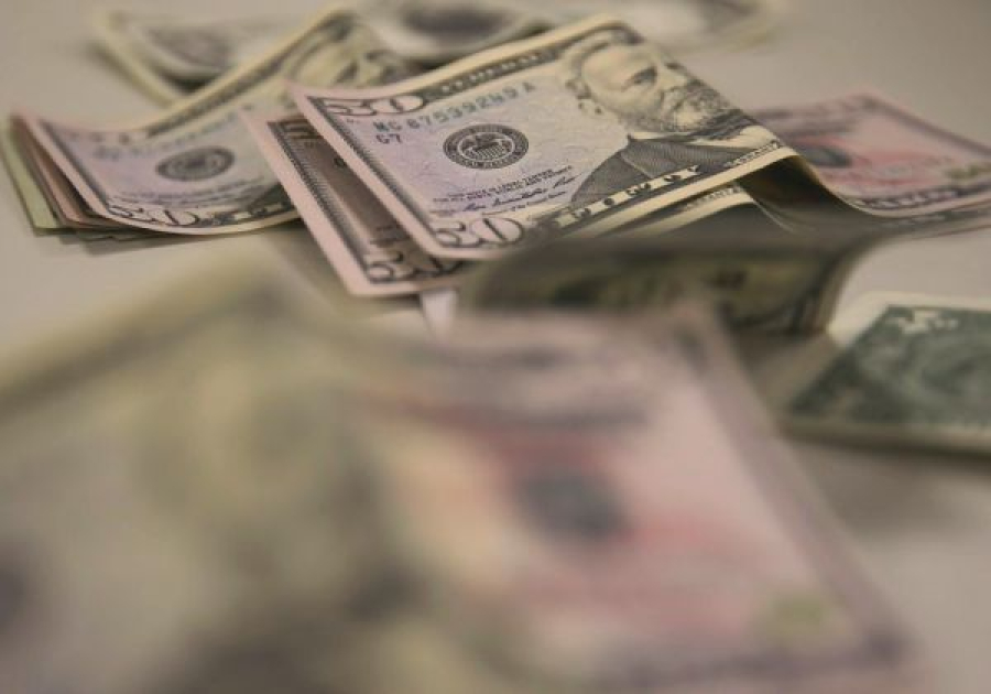 Dólar opera em alta, com dados do PIB e julgamento de Bolsonaro em foco