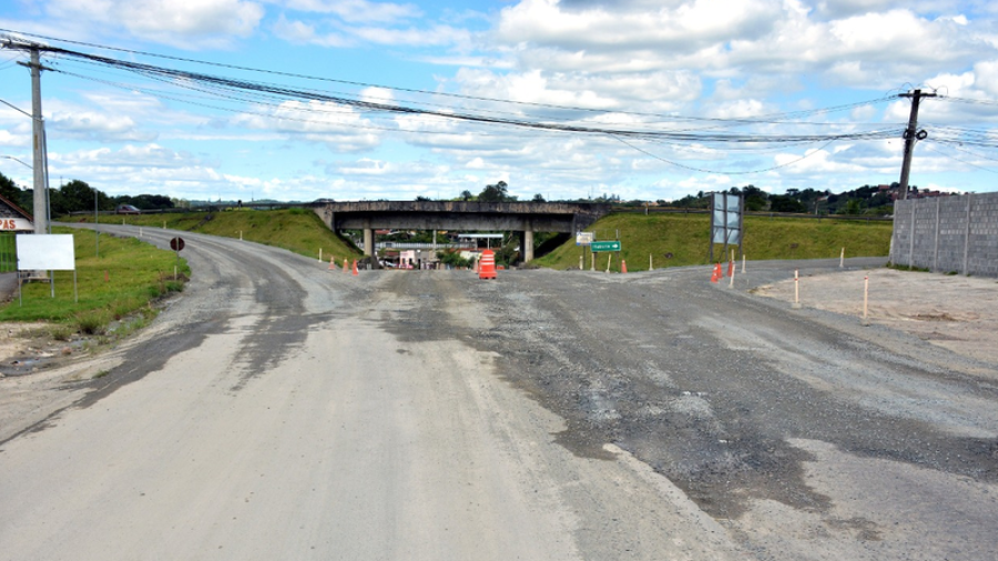Motorista derespeita sinalização de obra e atropela trabalhador