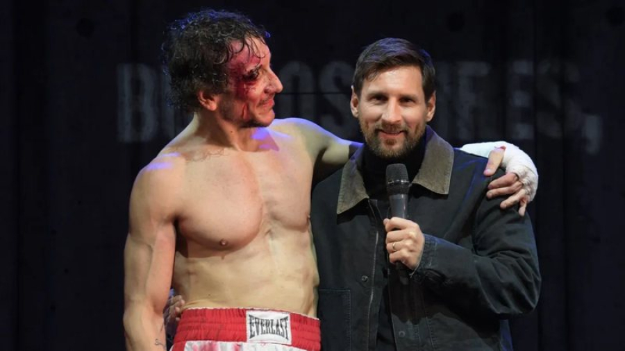 Messi sobe no palco de teatro na Argentina e é ovacionado pelo público; assista