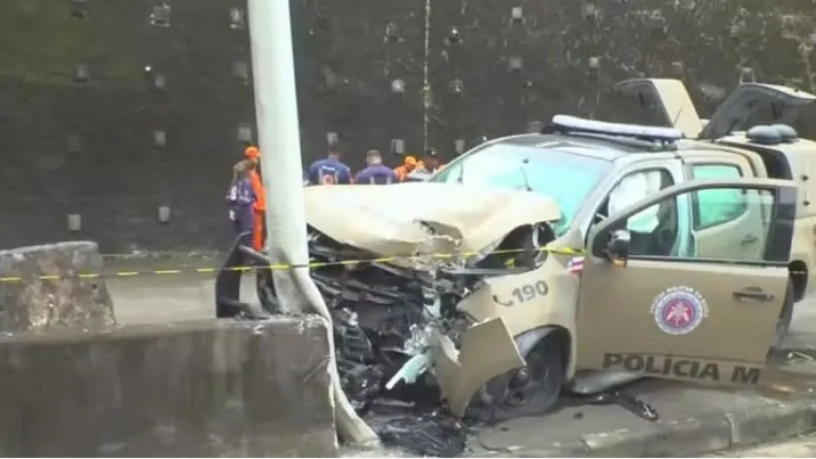 Dois policiais ficam gravemente feridos após viatura bater em poste