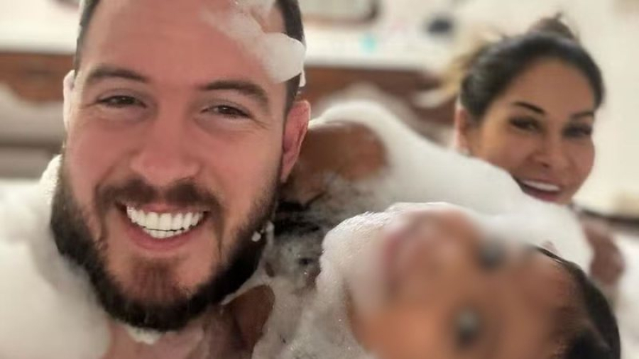 Vídeo da filha Maíra Cardi tomando banho com o padrasto gera críticas; influenciadora rebate