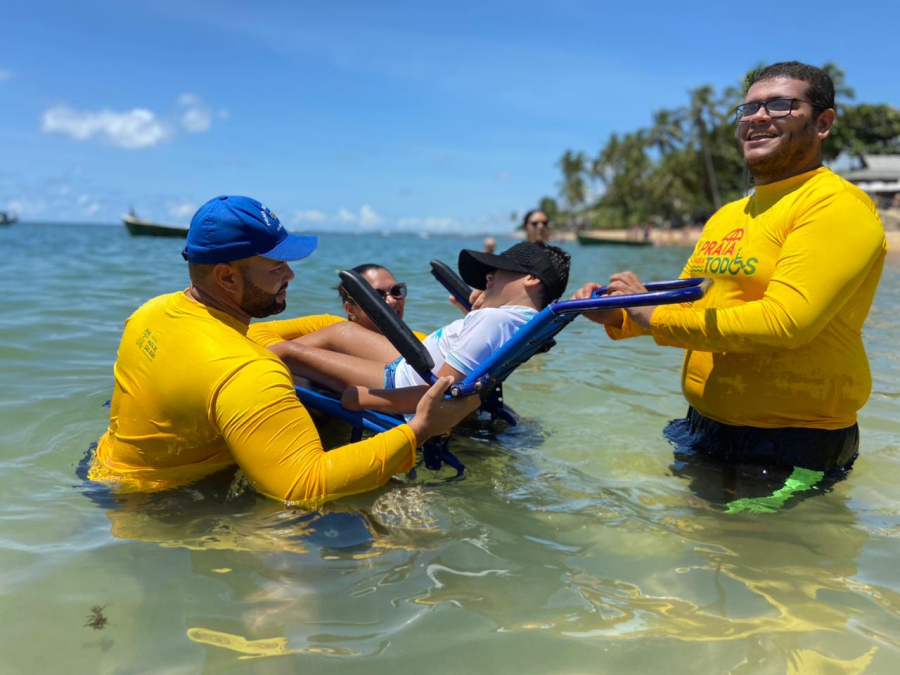 Projeto “Praia para Todos” garante acesso inclusivo ao mar para cadeirantes em Mata de São João
