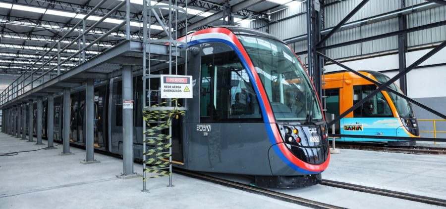 Jerônimo Rodrigues vistoria acoplamento do terceiro trem do VLT de Salvador