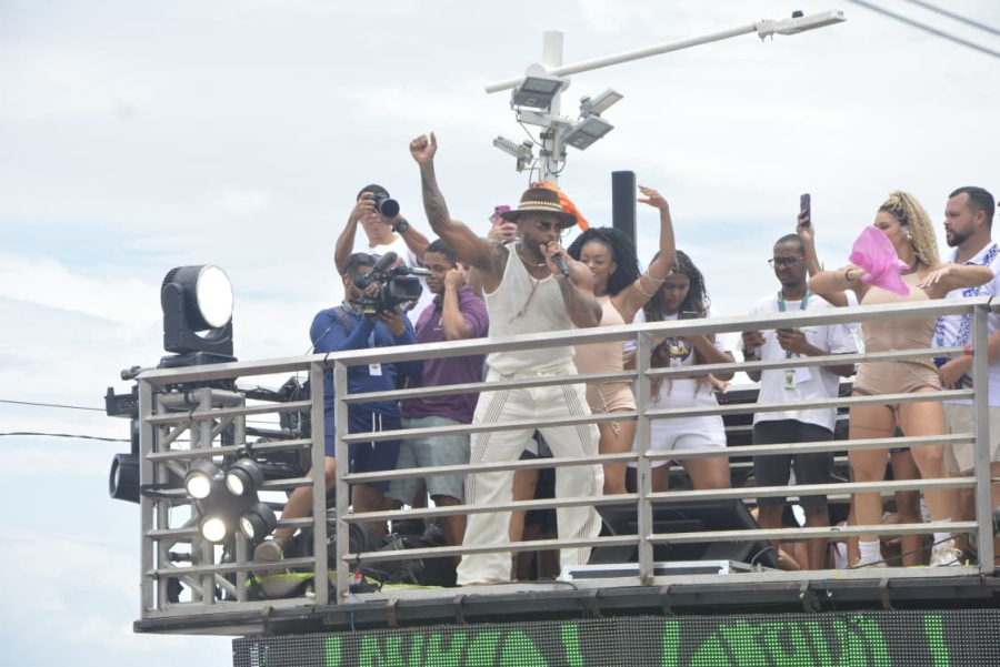 Fim da festa: Léo Santana e convidados encerram o Carnaval ao som de pagodes antigos no Arrastão;