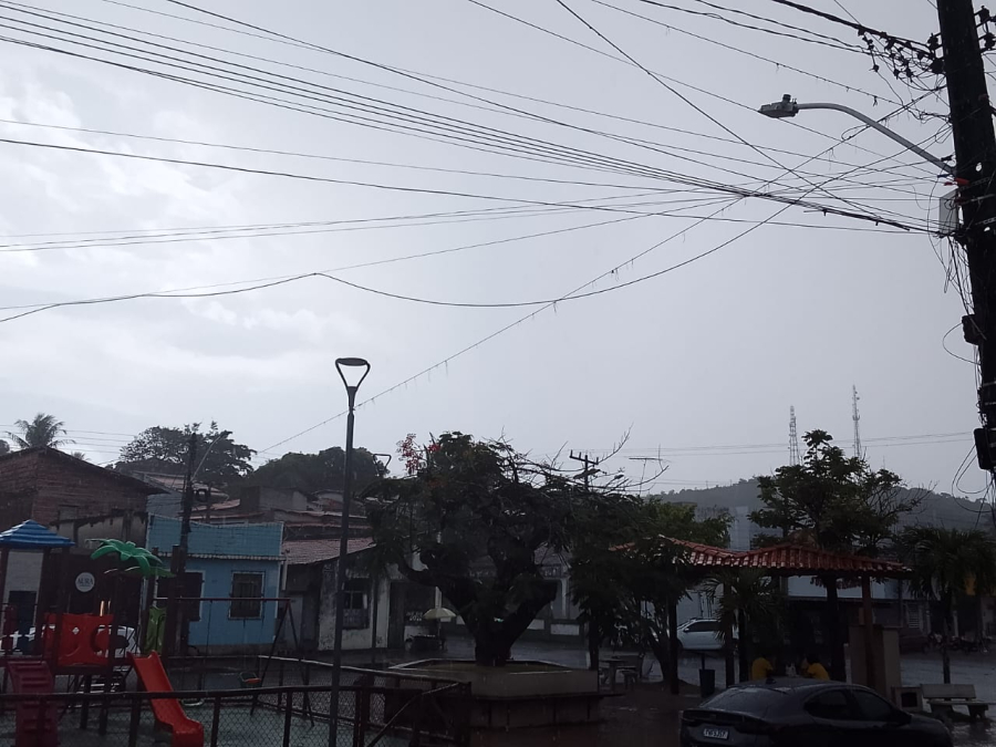 Chuva com trovões atinge Mata de São João na tarde desta quinta-feira (19)