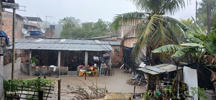 Vídeo: Moradores enfrentam transtornos com fortes chuvas e pedem apoio da Prefeitura