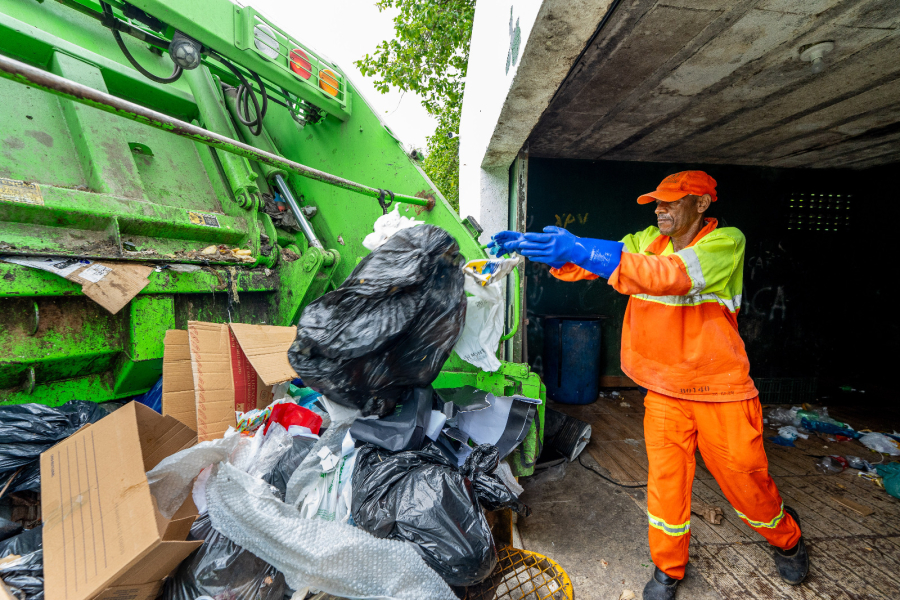 Coleta de lixo garante limpeza na sede e orla com mais de 350 toneladas coletadas diariamente