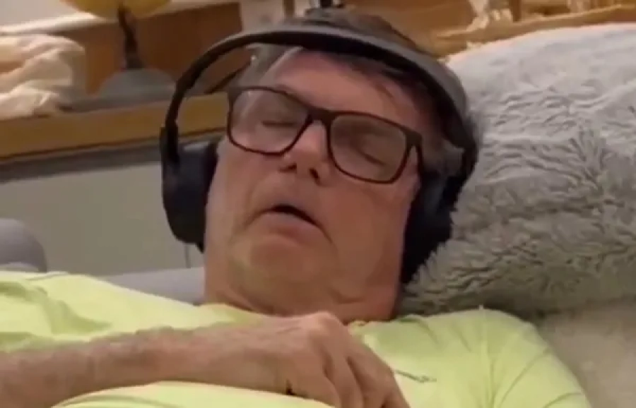 Jair Bolsonaro está muito inchado, diz Carlos após visitar pai na UTI