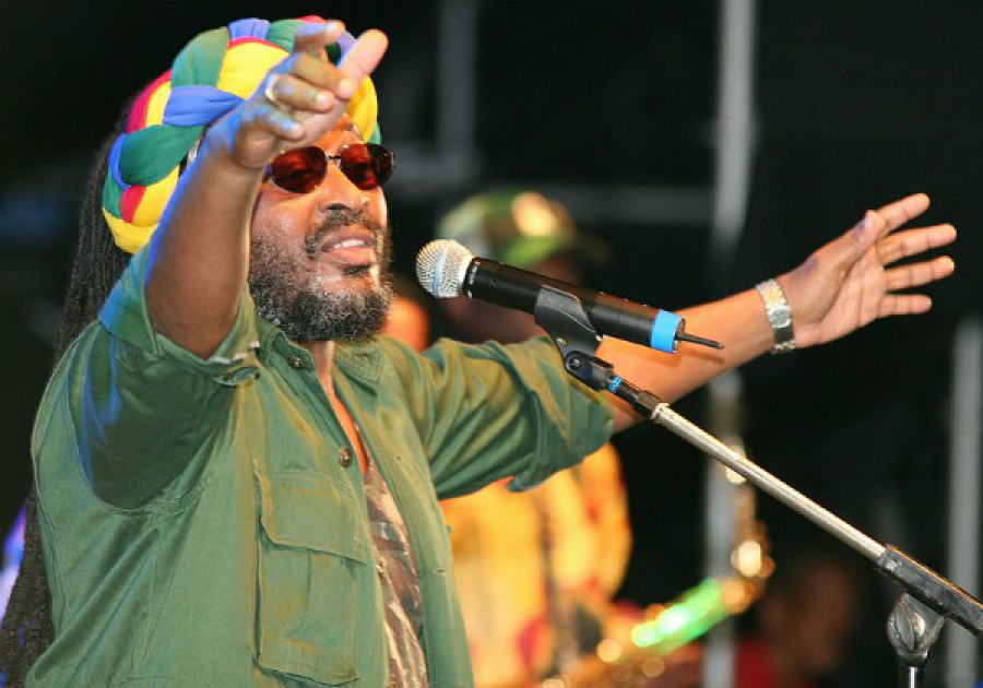 Após polêmica, bolsonarista propõe homenagem a Edson Gomes na Alba