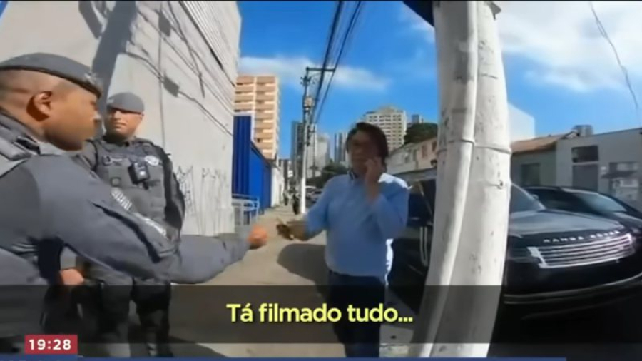 Senador é flagrado dirigindo sem placa, com giroflex ligado, CNH vencida e quase atropela policiais