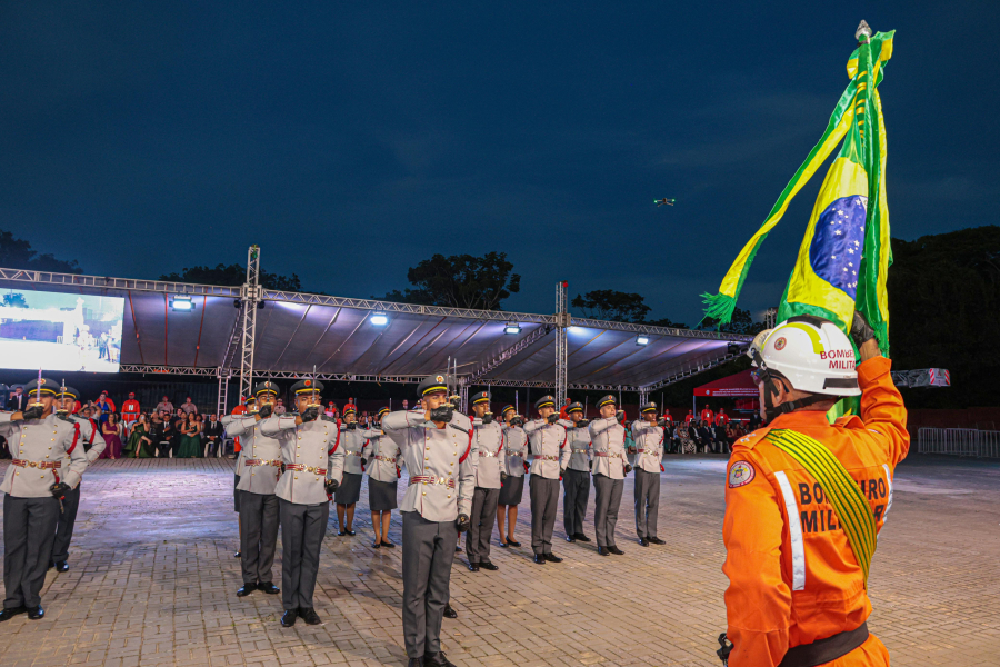 Espadim marca nova etapa na formação de 30 alunos oficiais do Corpo de Bombeiros da Bahia