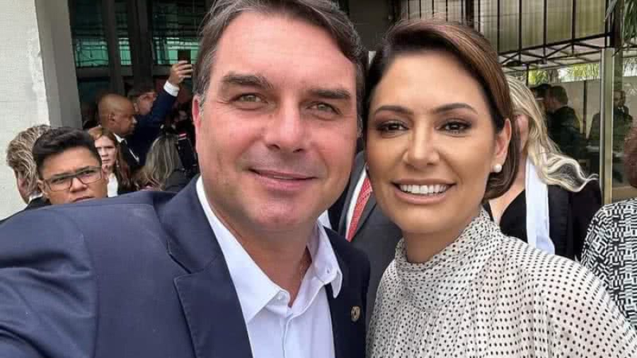 Crise na família: Michelle exige retratação de Flávio para entrar na campanha presidencial