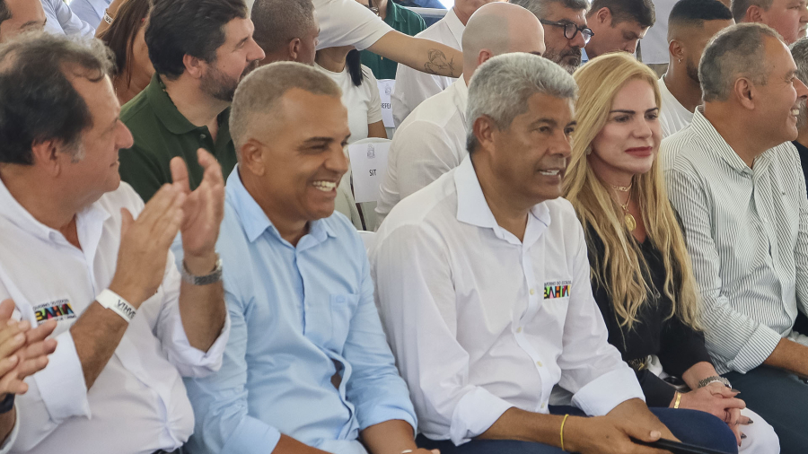 Governador da Bahia inaugura colégio estadual em tempo integral e autoriza obra de estrada em Mata de São João