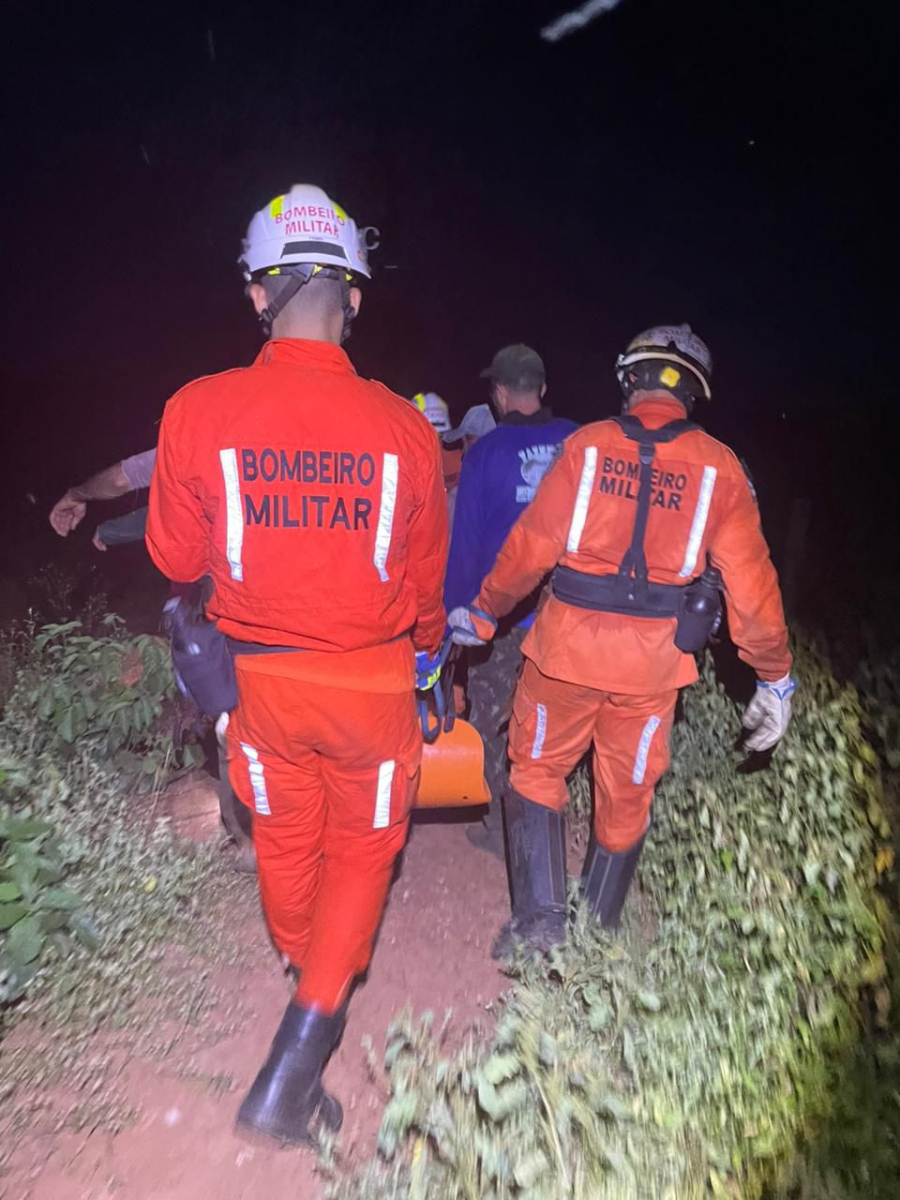 Bombeiros resgatam corpo em área de difícil acesso no interior da Bahia