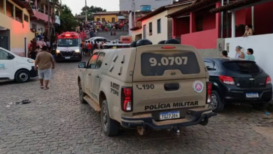 Avó e neto morrem após carro desgovernado invadir garagem de casa no interior da Bahia