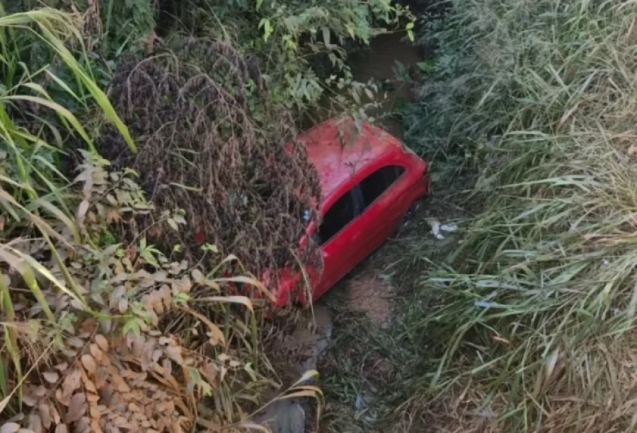 Jovem passa 12 horas preso em córrego após capotar carro em MG
