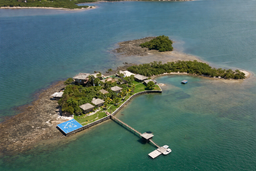 Política Publicado em 20/04/2026 às 16h00. Ilha de luxo na Bahia ligada a ex-CEO do Banco Master esconde rede de fundos
