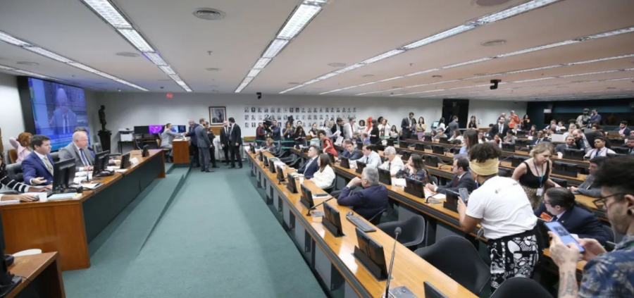 Fim da escala 6x1 avança na Câmara com votação na CCJ