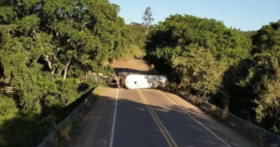 BR-330 segue interditada entre Ubatã e Ubaitaba após carreta com carga de gás GLP tombar em trecho