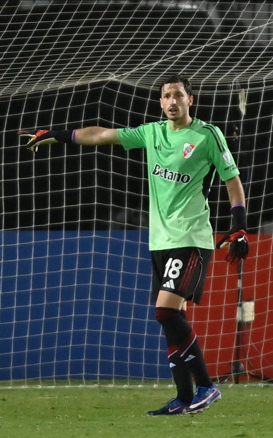 Emprestado pelo Flamengo é improvisado de goleiro no River Plate