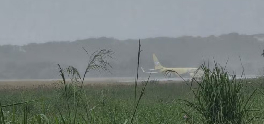 Avião cargueiro sai da pista após pouso em Salvador; ninguém fica ferido