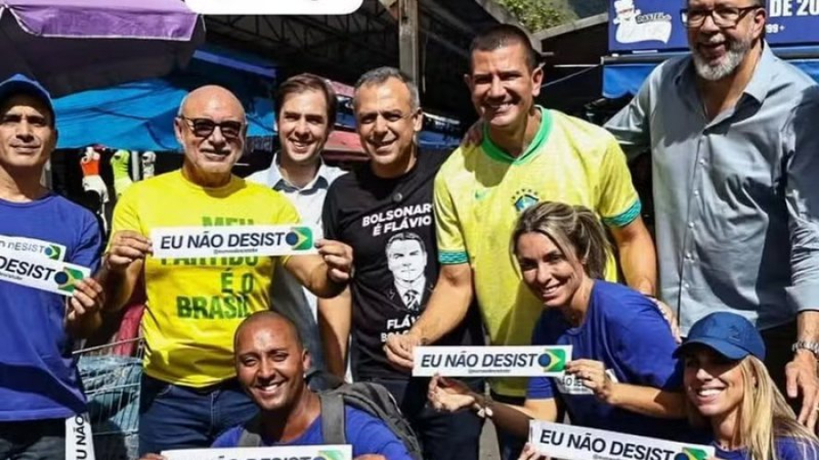 Candidato de Flávio Bolsonaro faz campanha com operador de rachadinha