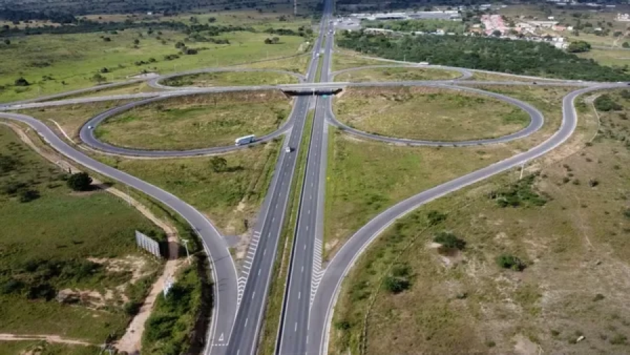 Homem morre e outro fica ferido após caminhão cair de ponte na BR-116