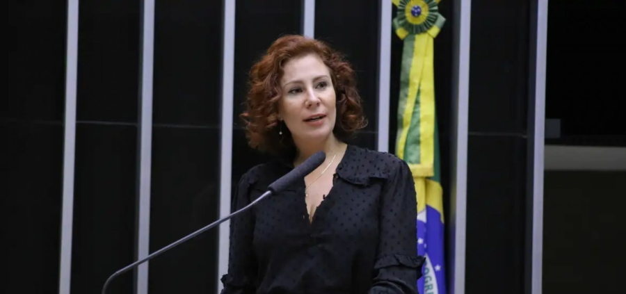 Carla Zambelli deve ser extraditada em meio às eleições, diz advogado
