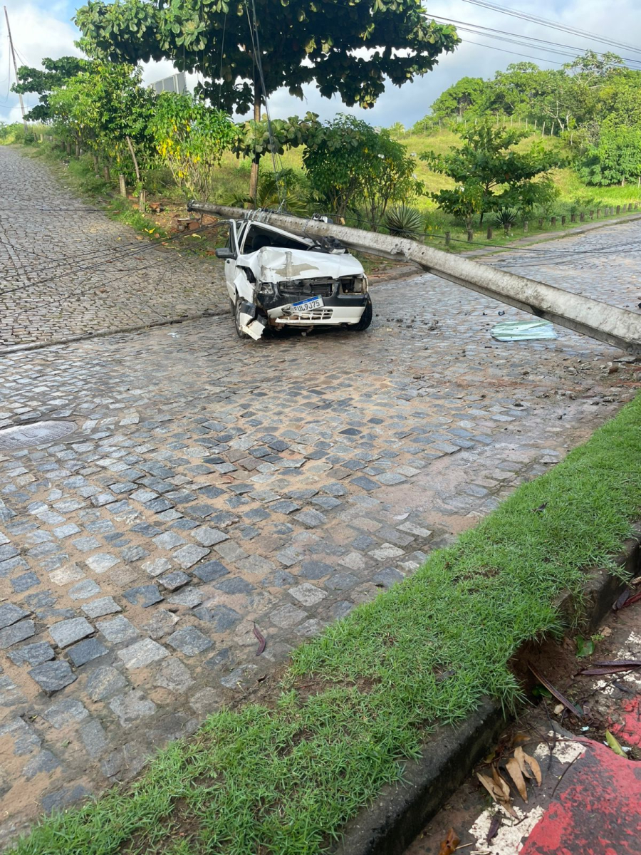 Acidente na entrada principal de Imbassaí deixa via interditada na madrugada desta sexta-feira (5)