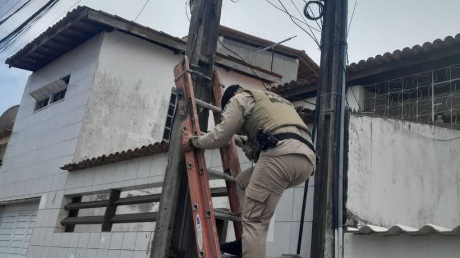 Câmeras de monitoramento usadas pelo tráfico são apreendidas durante confronto entre PM e criminosos em Salvador