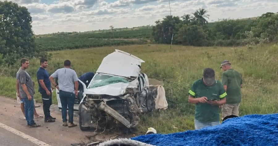 Motorista morre após colisão entre veículo e carreta carregada de postes em Porto Seguro