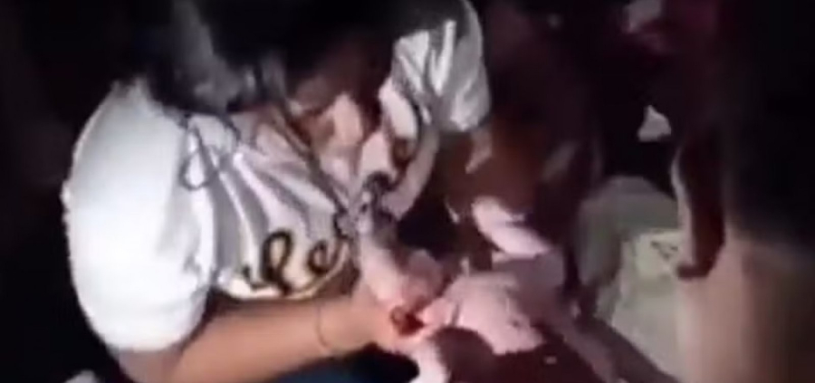 Mulher dá a luz em meio aos escombros após terremoto na Venezuela