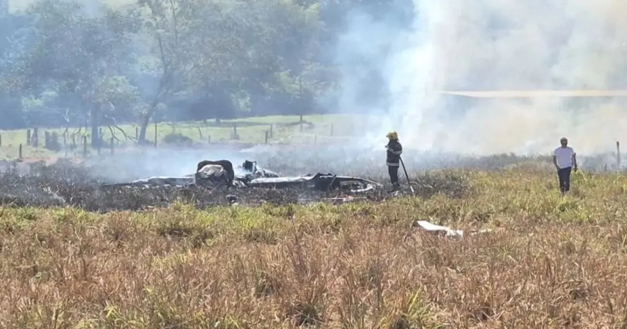 VÍDEO: Avião de pequeno porte cai em Goiás; piloto era sogro de apresentadora 