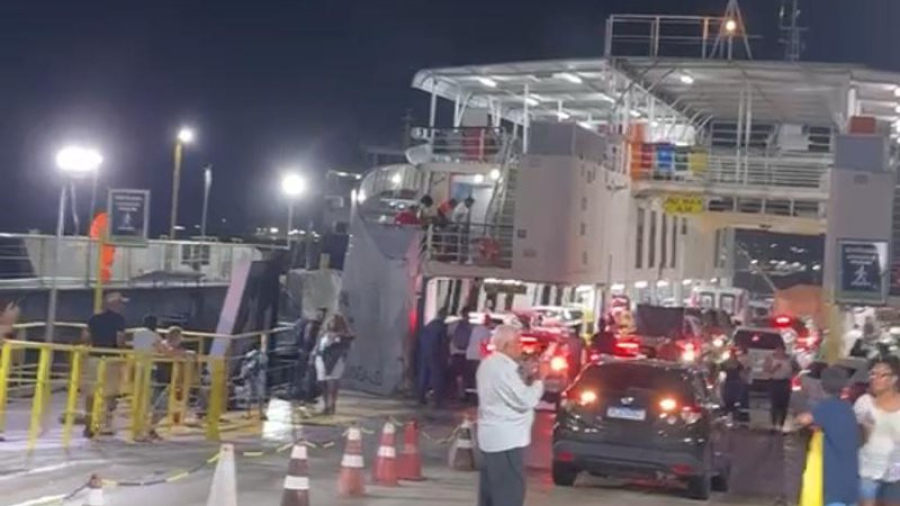 Princípio de incêndio atinge ferry boat; assista